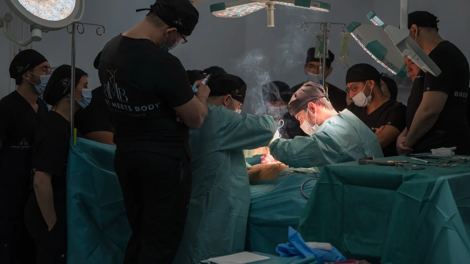 L’équipe de Breast Meets Body autour de la table d’opération pendant une chirurgie en direct