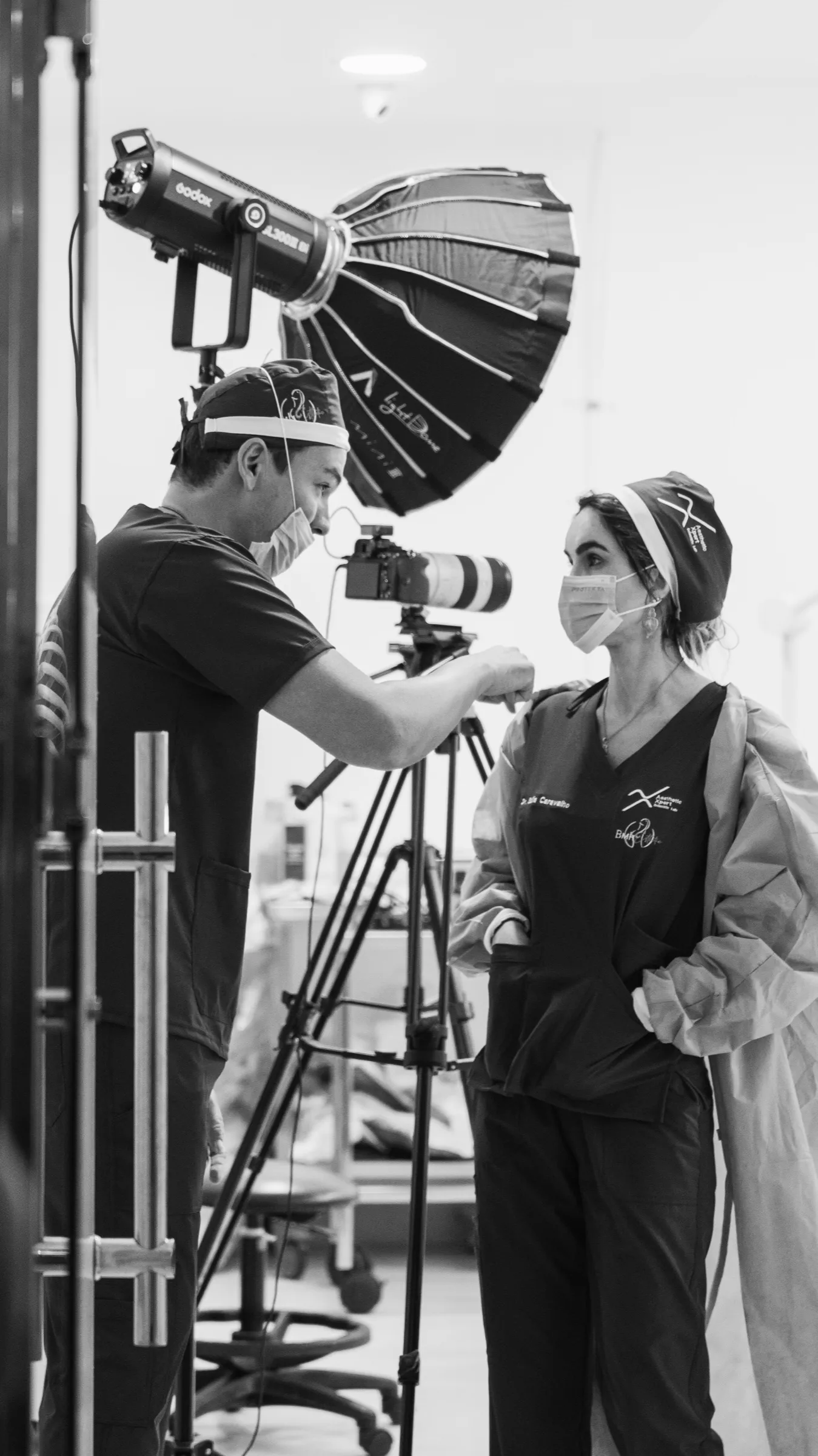 Coulisses en noir et blanc d’un tournage de portraits