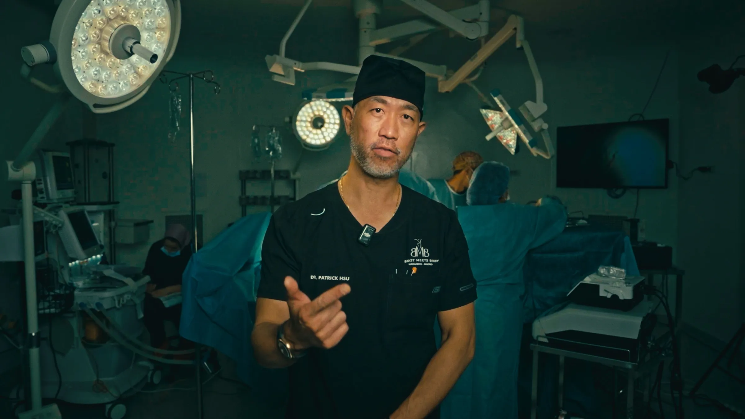 Le Dr Patrick Hsu s’exprimant au bloc opératoire