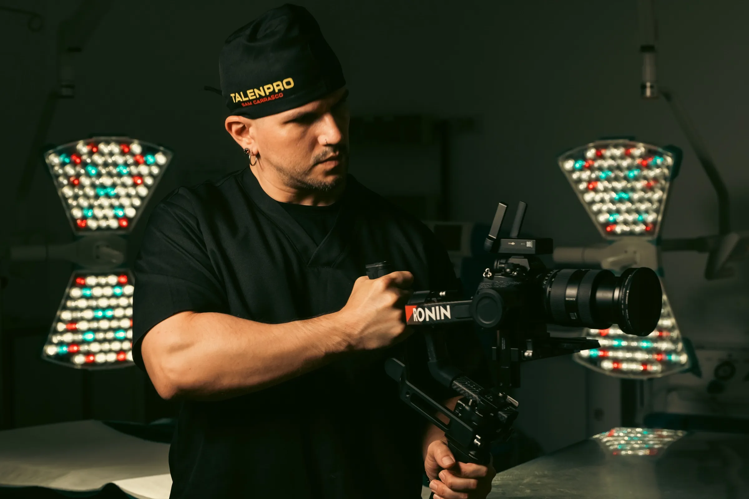 Sam Carrasco avec une caméra de cinéma entre les scialytiques