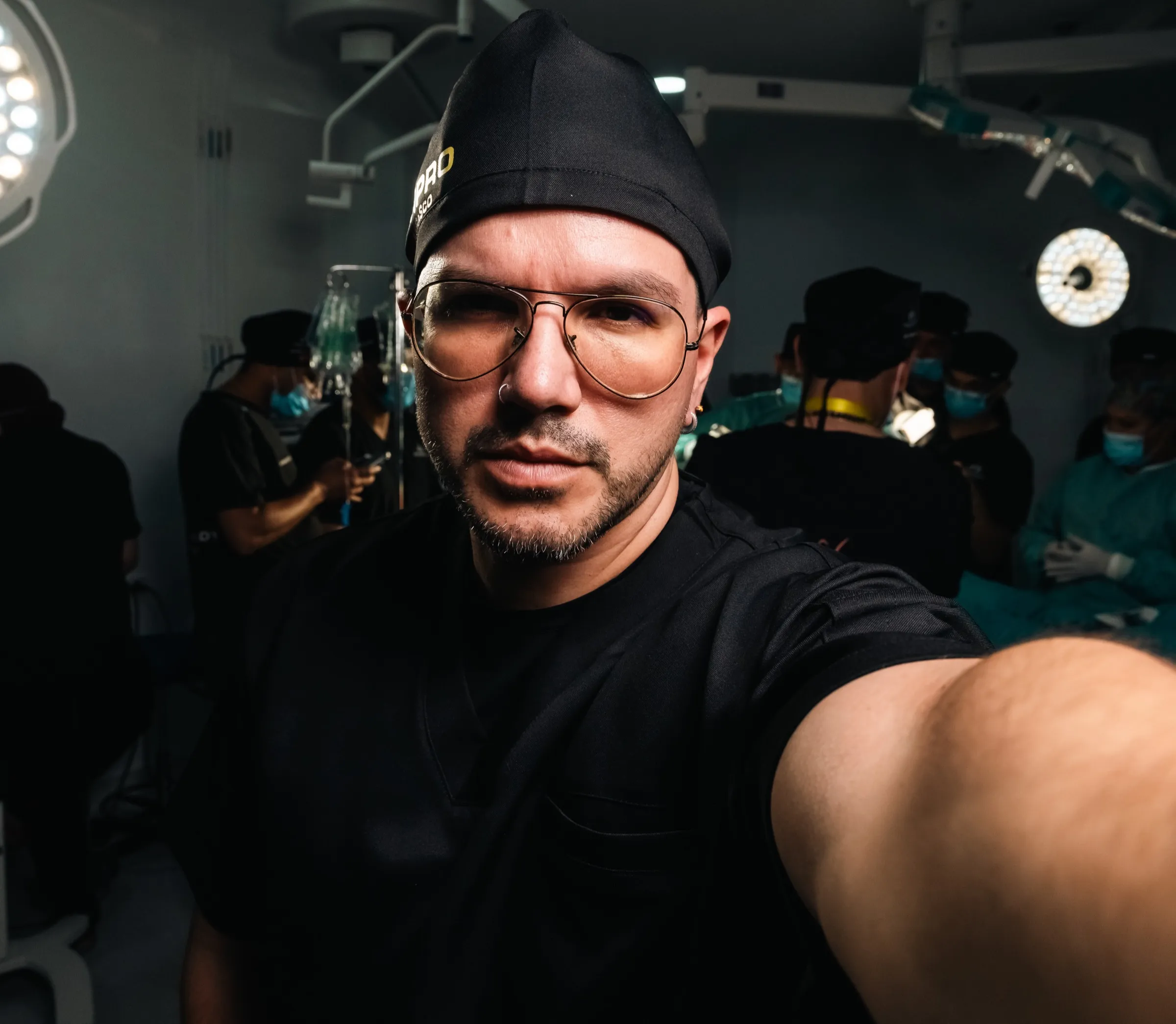 Sam Carrasco au bloc opératoire pendant un tournage chirurgical