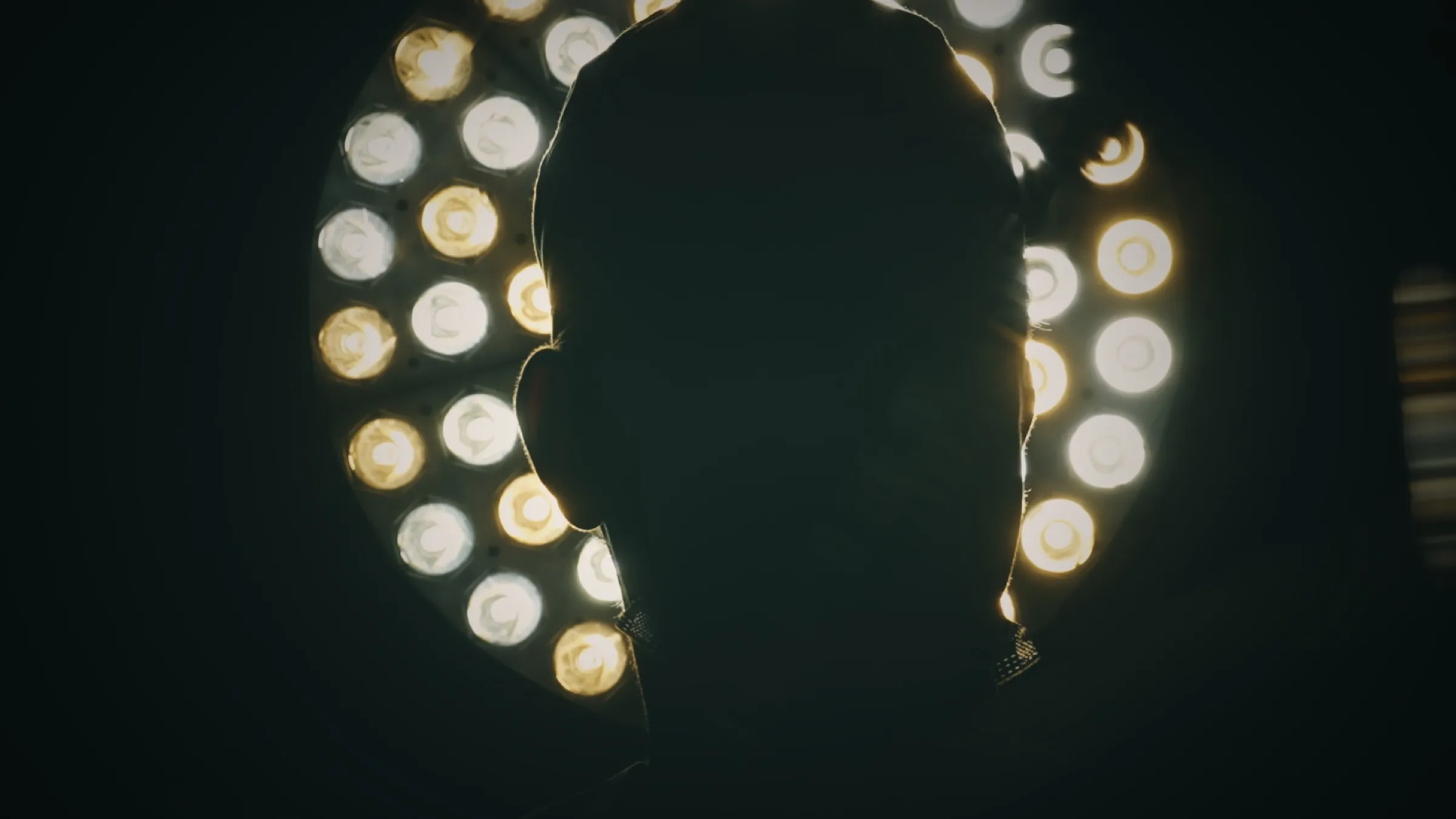 Un chirurgien en silhouette devant le scialytique. Ce pourrait être vous