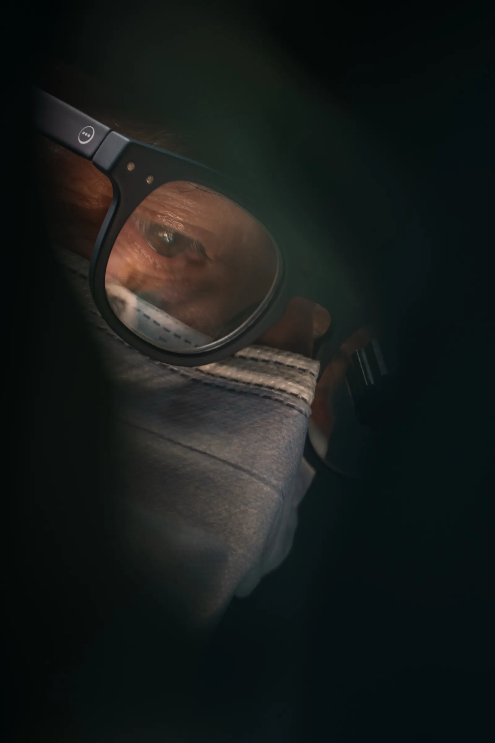 Portrait rapproché d’un chirurgien portant des loupes binoculaires