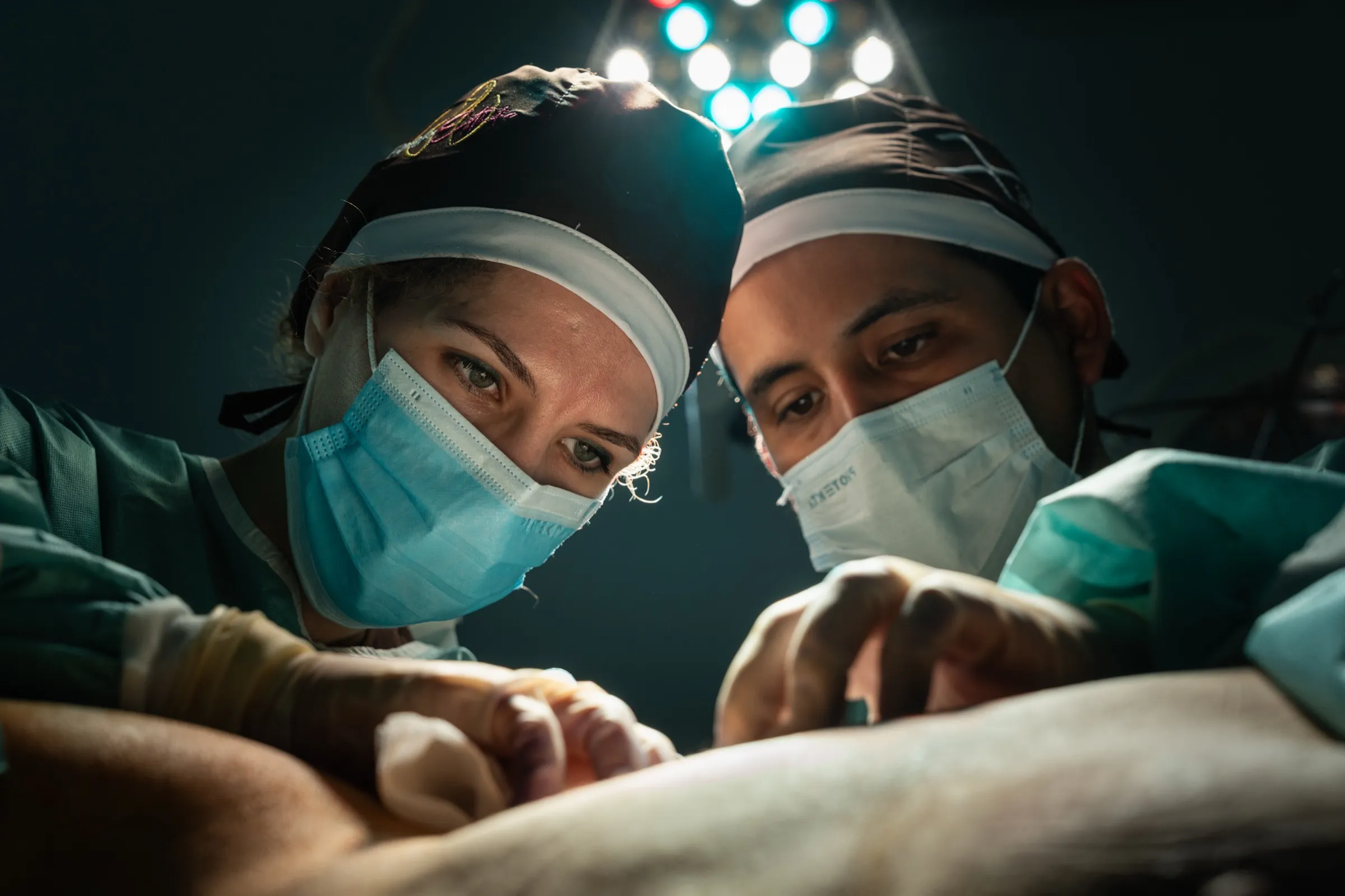 Deux chirurgiens sous les scialytiques
